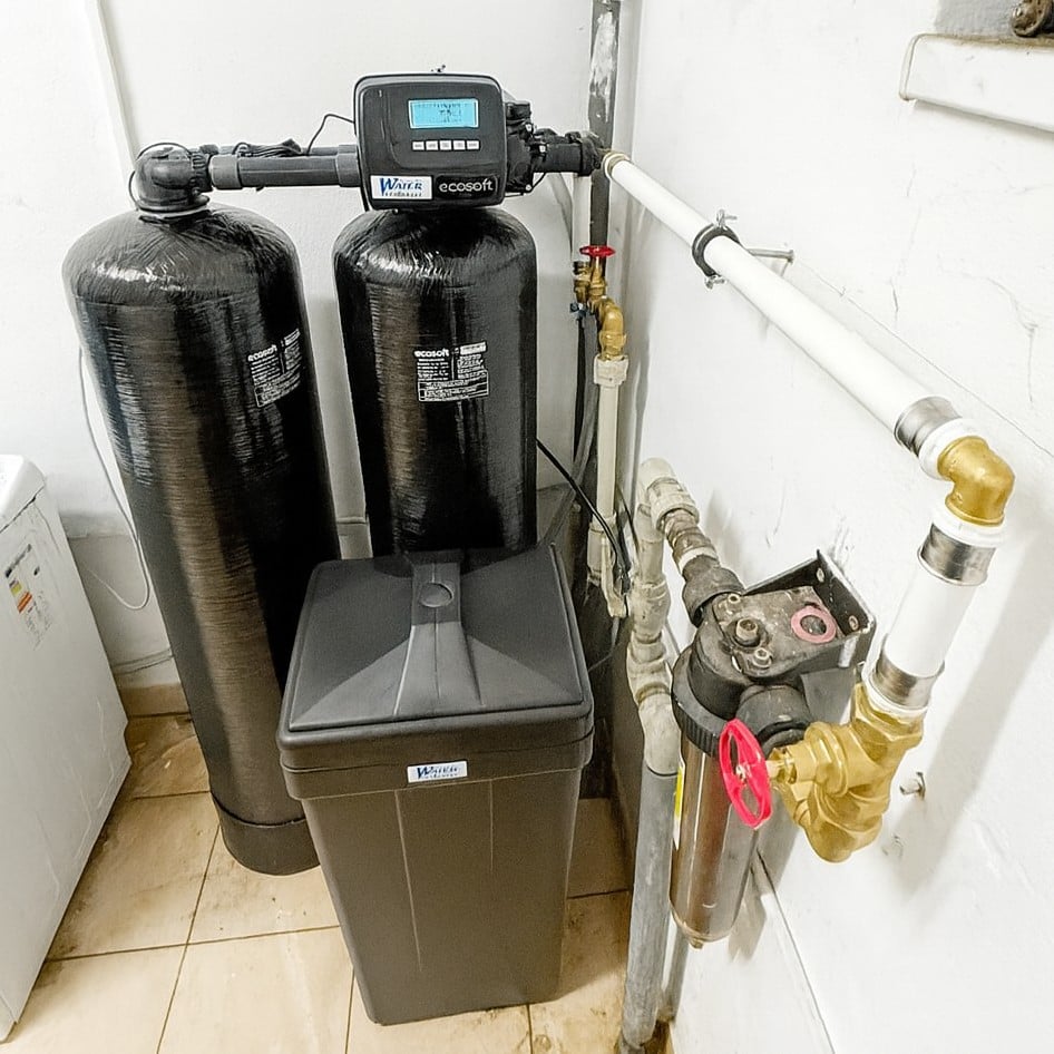 Sistema continuo de ablandamiento de agua para un lavadero de coches