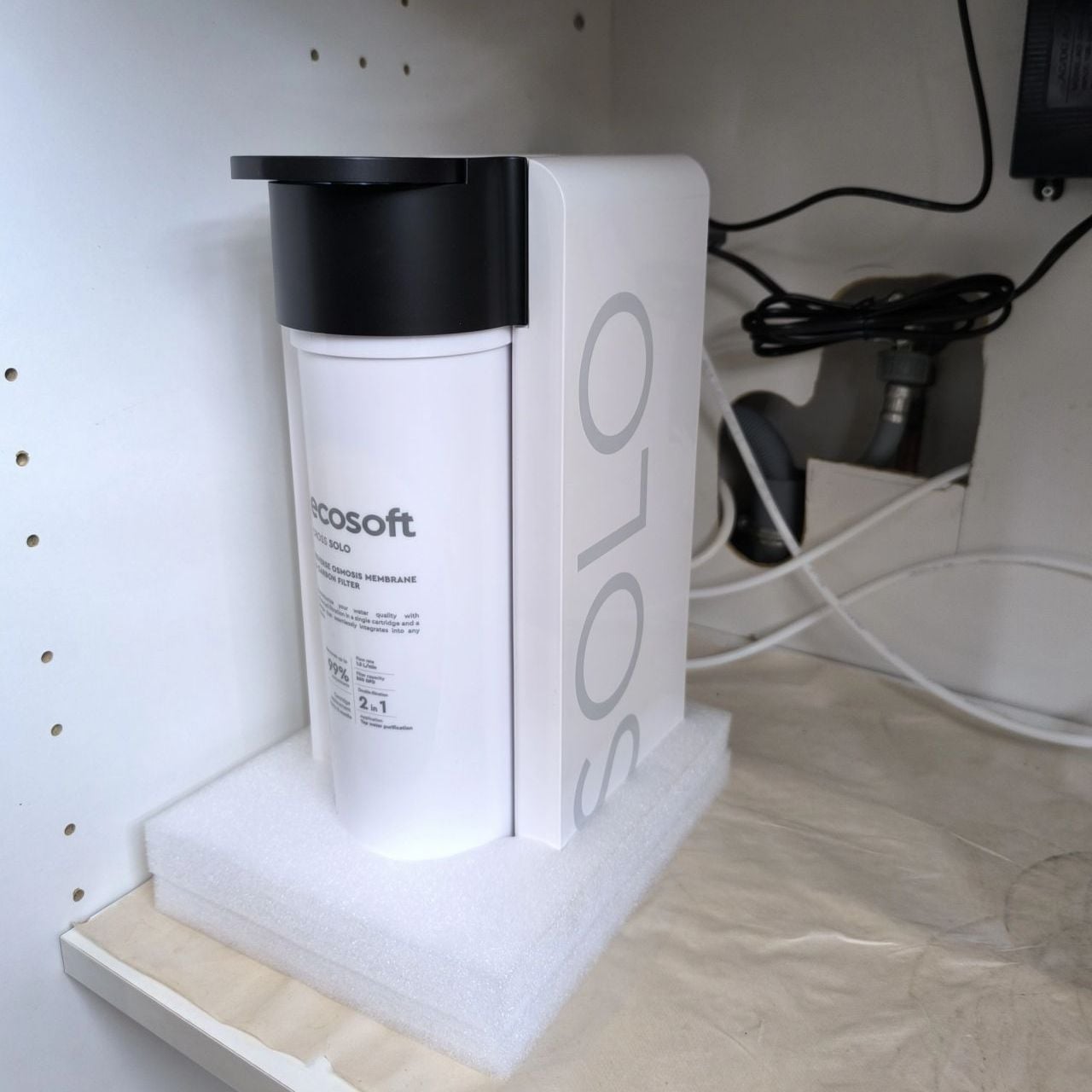 Kompaktes Umkehrosmose-System für eine minimalistische Küche