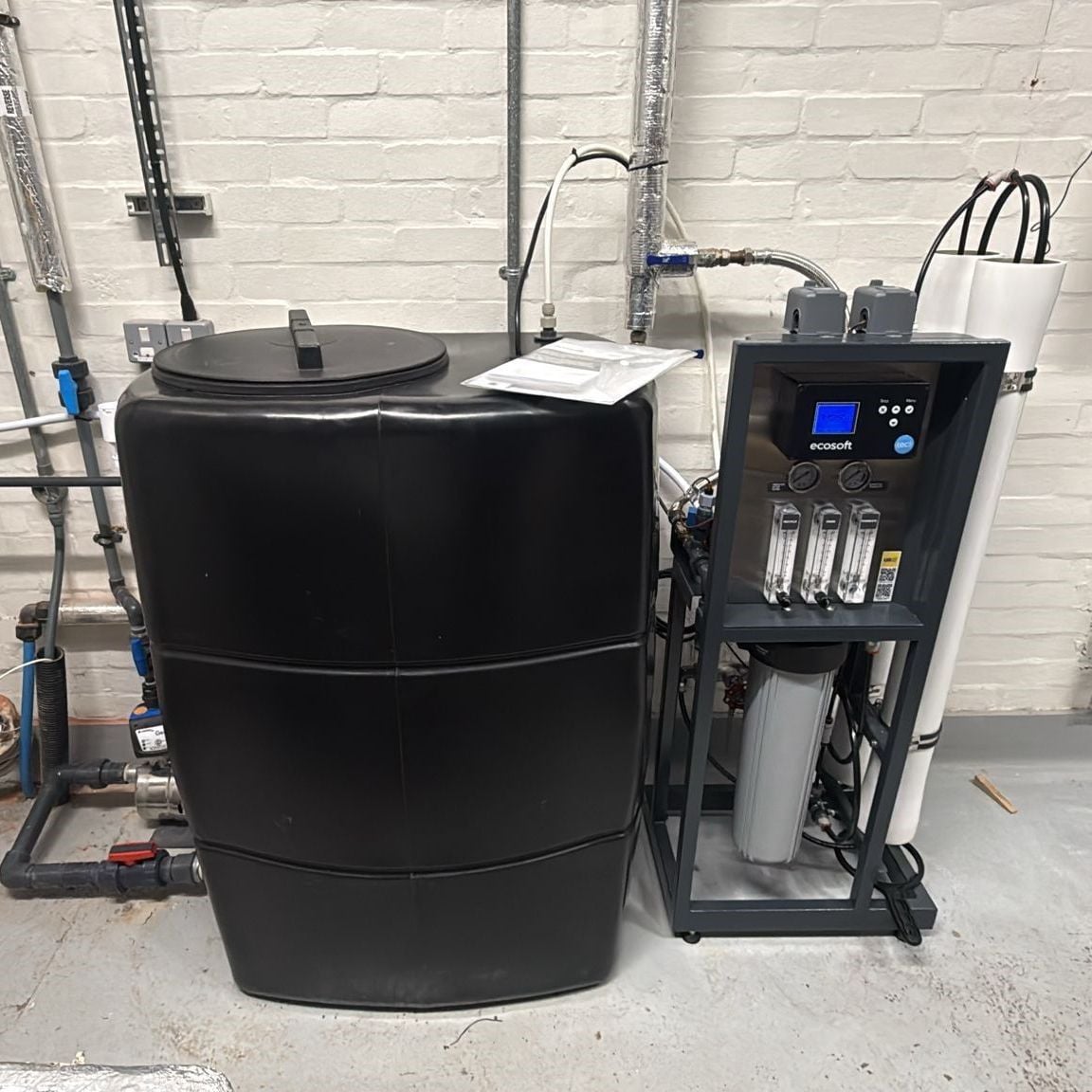Actualización de un sistema comercial de ósmosis inversa para la calidad del agua en laboratorio