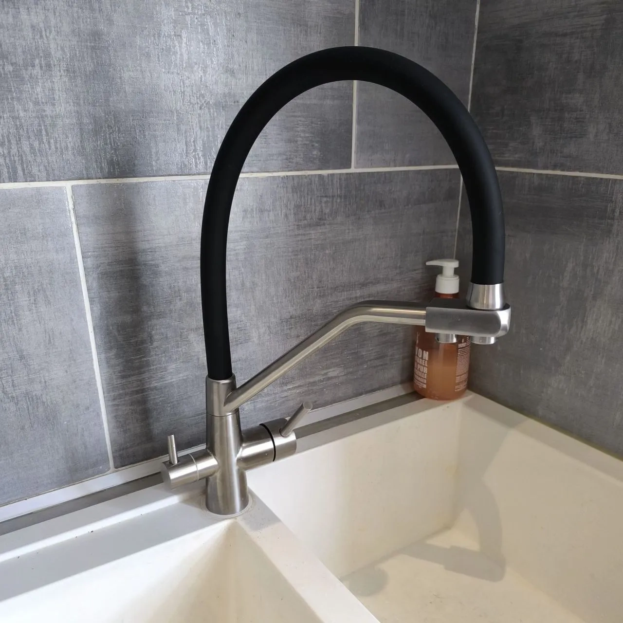 Sistema compatto a osmosi inversa per una cucina minimalista