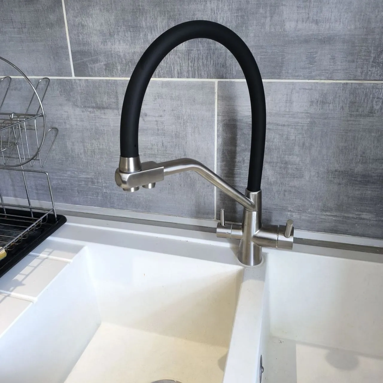 Sistema compatto a osmosi inversa per una cucina minimalista